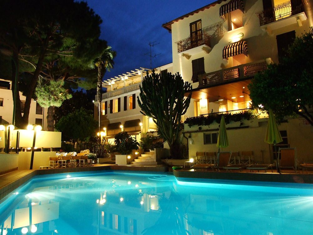 Coccodrillo Hotel & Apartments Varazze Exteriör bild